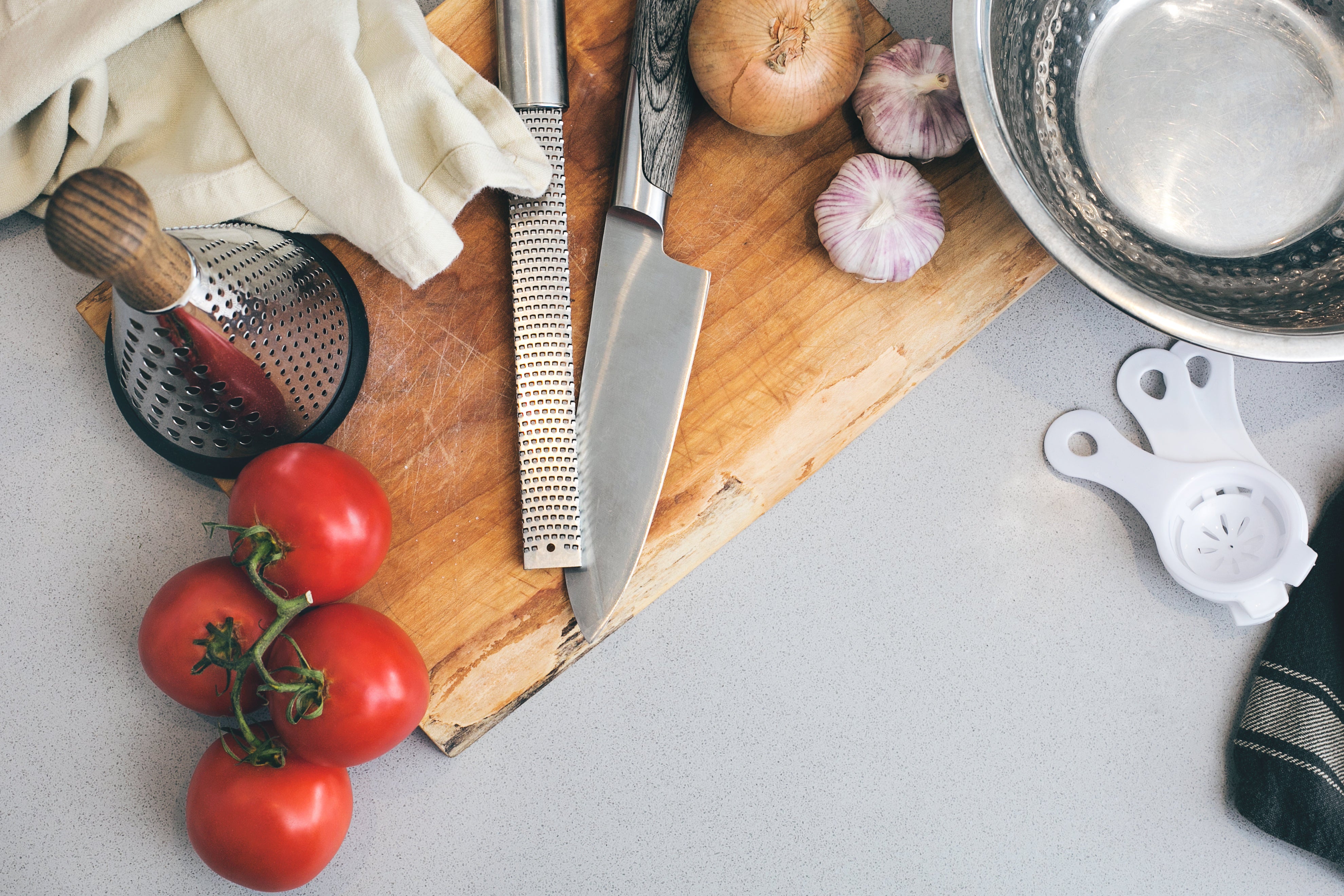 Utensili da cucina in una pentola di ceramica - cucchiaio di legno, spatola  e utensili in acciaio inox utilizzati per cucinare gli alimenti Foto stock  - Alamy